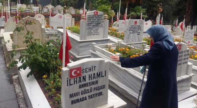 27 yıldır Anneler Gününü şehit oğlunun kabrinde kutluyor