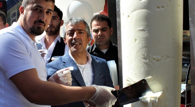 300 kilo dondurma satırla kesilerek dağıtıldı