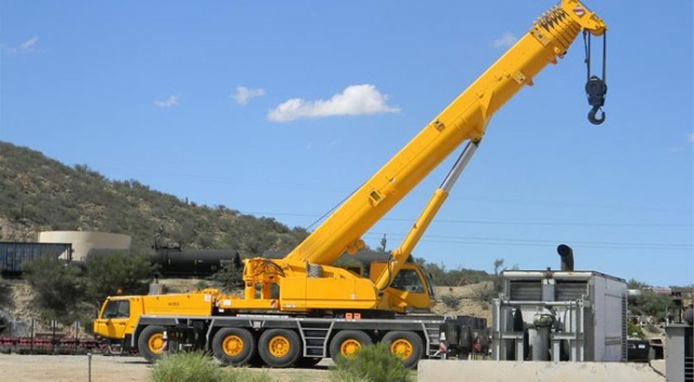 32 tonluk kolon vinçten kurtularak işçilerin üzerine düştü 32 tonluk kolon vinçten kurtularak işçilerin üzerine düştü