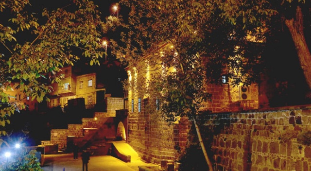 7 bin yıllık Bitlis’in gece görüntüsü göz kamaştırıyor