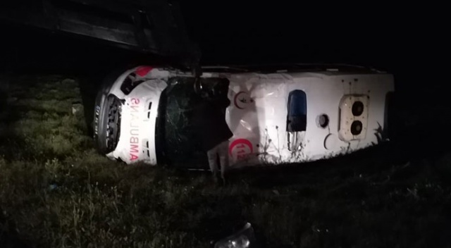 Ambulans kaza yaptı: 3 yaralı