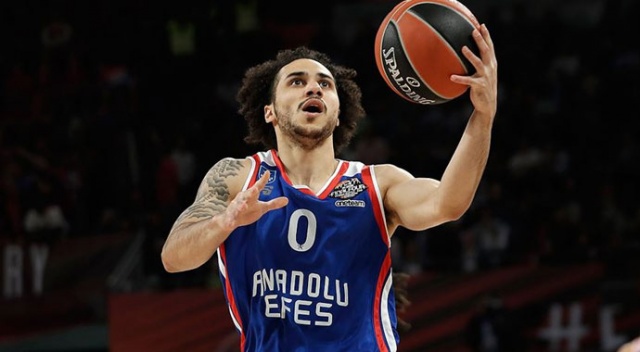 Anadolu Efes seride öne geçti