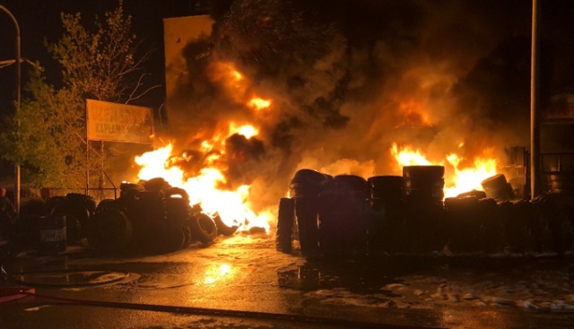 Ankara’da lastikçiler sitesinde yangın: 4 dükkan kül oldu Ankara’da lastikçiler sitesinde yangın: 4 dükkan kül oldu