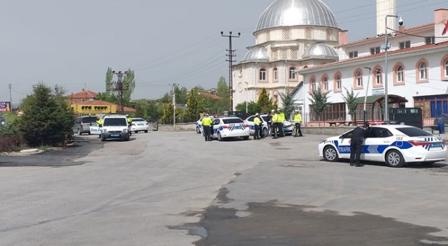 Ankara'da polis uygulama noktasına giren aracın çarptığı polis şehit oldu Ankara'da polis uygulama noktasına giren aracın çarptığı polis şehit oldu