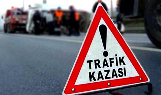 Antalya&#039;da otomobil ile kamyonet çarpıştı: 6 yaralı