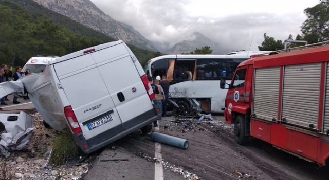 Antalya'da trafik kazası: 1 ölü,15 yaralı