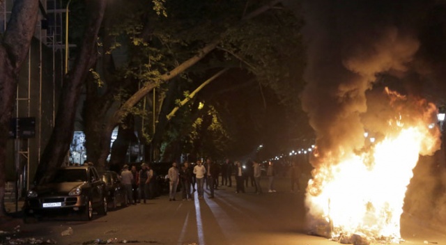 Arnavutluk’ta hükumet karşıtı protestolarda arbede: 13 polis yaralandı Arnavutluk’ta hükumet karşıtı protestolarda arbede: 13 polis yaralandı