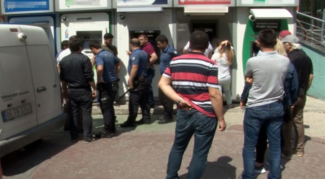 Arsa parasını yutan ATM’ye baltayla saldırdı