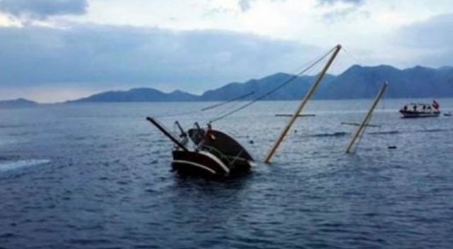 Ayvalık&#039;ta düzensiz göçmenleri taşıyan tekne battı