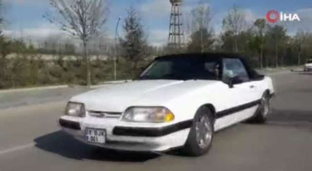 Bahçeli, klasik otomobiliyle Ankara sokaklarında Bahçeli, klasik otomobiliyle Ankara sokaklarında