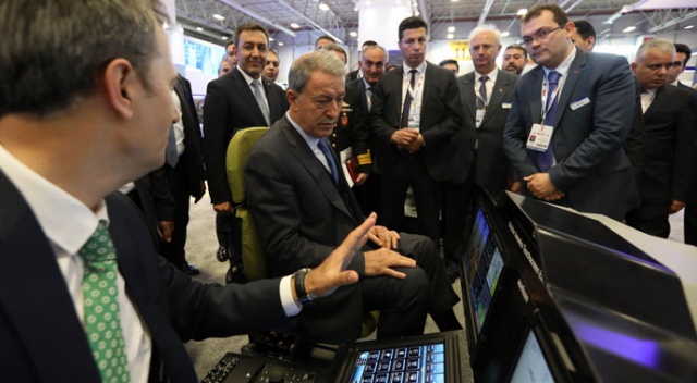 Bakan Akar 'Gökbey' kokpitinde Bakan Akar 'Gökbey' kokpitinde