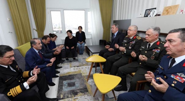 Bakan Akar ve komutanlardan taziye ziyareti Bakan Akar ve komutanlardan taziye ziyareti