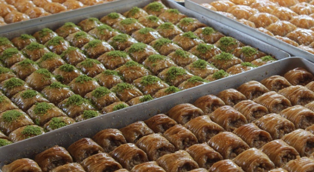 Baklavada yeşile boyanan fıstık oyunu... Baklavada yeşile boyanan fıstık oyunu...