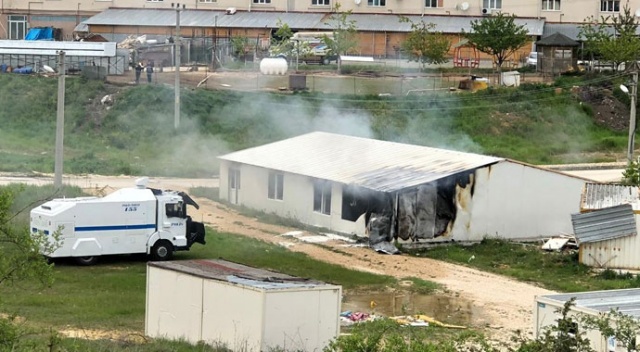 Barakada çıkan yangını TOMA söndürdü Barakada çıkan yangını TOMA söndürdü
