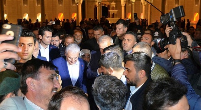 Binali Yıldırım'a sabah namazı çıkışı yoğun ilgi Binali Yıldırım'a sabah namazı çıkışı yoğun ilgi