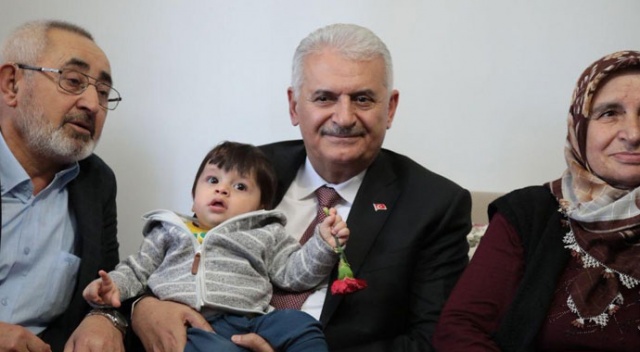 Binali Yıldırım&#039;dan şehit ailesine ziyaret