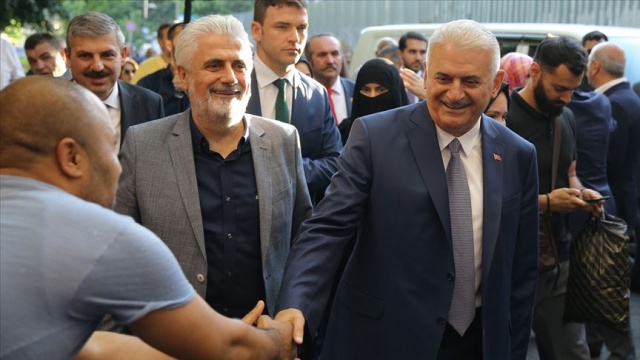 Binali Yıldırım Fatih&#039;te vatandaşlarla buluştu