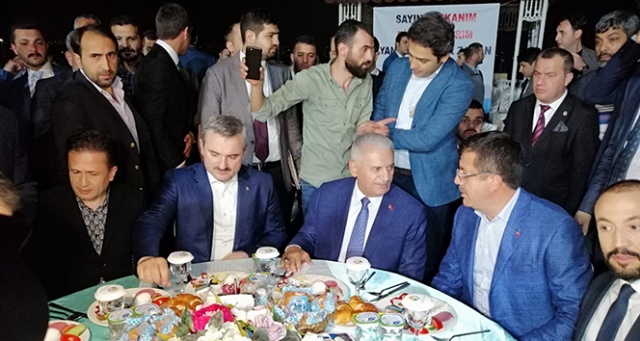 Binali Yıldırım, minibüs esnafıyla sahurda bir araya geldi Binali Yıldırım, minibüs esnafıyla sahurda bir araya geldi
