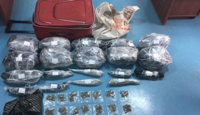 Bodrumdaki soba ve valizden 11 kilo 282 gram esrar çıktı Bodrumdaki soba ve valizden 11 kilo 282 gram esrar çıktı