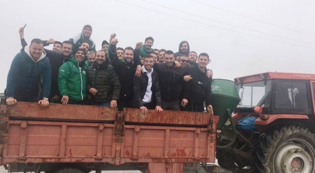 Bursaspor taraftarları maça traktörle gitti Bursaspor taraftarları maça traktörle gitti