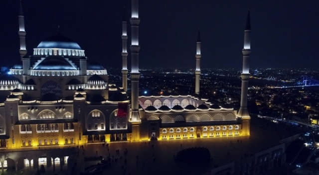Büyük Çamlıca Camii’nde ilk teravih namazı Büyük Çamlıca Camii’nde ilk teravih namazı