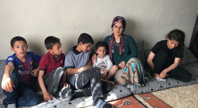 Çocuklarına hem annelik hem de babalık yapıyor