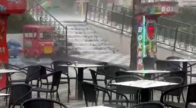 Çorlu'da yağmur ve dolu etkili oldu Çorlu'da yağmur ve dolu etkili oldu