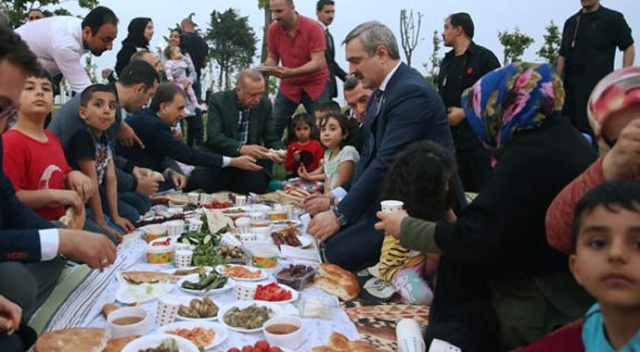 Cumhurbaşkanı Erdoğan sahilde vatandaşlarla iftar yaptı Cumhurbaşkanı Erdoğan sahilde vatandaşlarla iftar yaptı