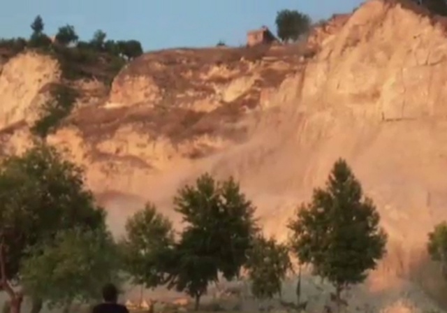 Dağdan kopan dev kaya parçası kafenin üzerine düştü Dağdan kopan dev kaya parçası kafenin üzerine düştü