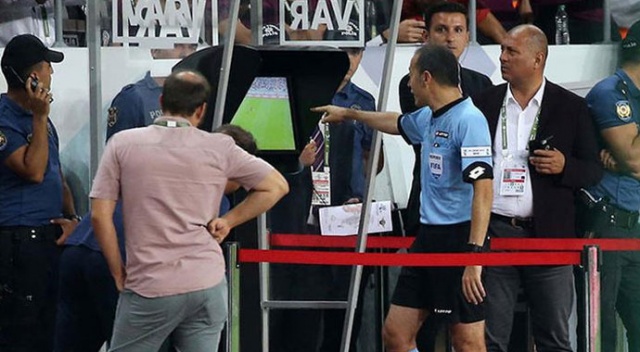Derbinin VAR hakemi Cüneyt Çakır Derbinin VAR hakemi Cüneyt Çakır