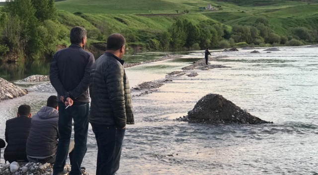 Dere suyuna giren kepçe suya battı, operatör kayboldu