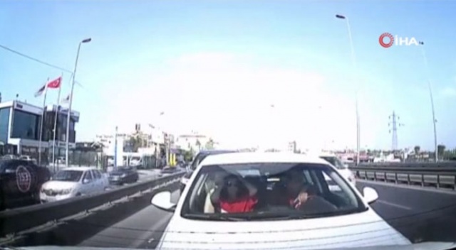 E-5 karayolunda 4 aracın karıştığı korkutan zincirleme kaza kamerada
