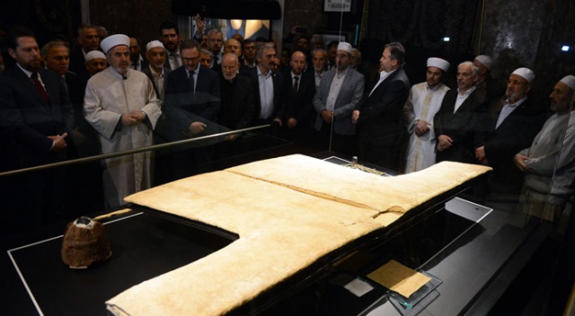 Efendimizden yadigâr Hırka-i Şerif ziyarete açıldı Efendimizden yadigâr Hırka-i Şerif ziyarete açıldı