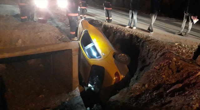 Elazığ'da otomobil dereye uçtu: 3 yaralı Elazığ'da otomobil dereye uçtu: 3 yaralı