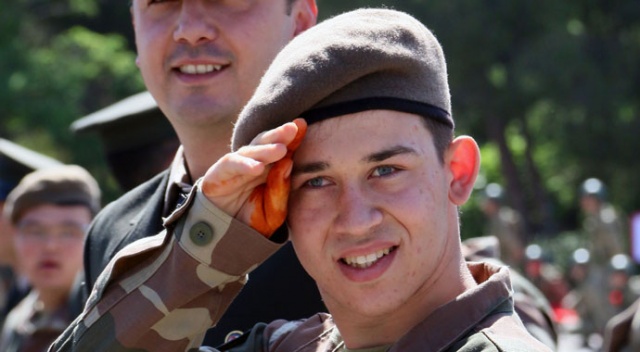 Engelli gençler bir günlüğüne asker oldu Engelli gençler bir günlüğüne asker oldu