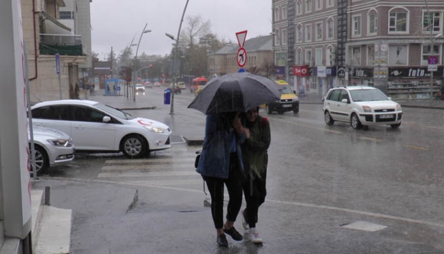 Erzurum’da sağanak bir anda bastırdı Erzurum’da sağanak bir anda bastırdı