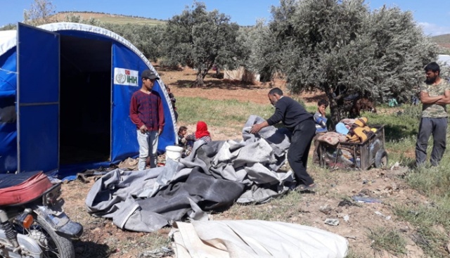 Esad Rejimi’nin saldırıları sonucu siviller güvenli bölgelere göç etmeye başladı Esad Rejimi’nin saldırıları sonucu siviller güvenli bölgelere göç etmeye başladı