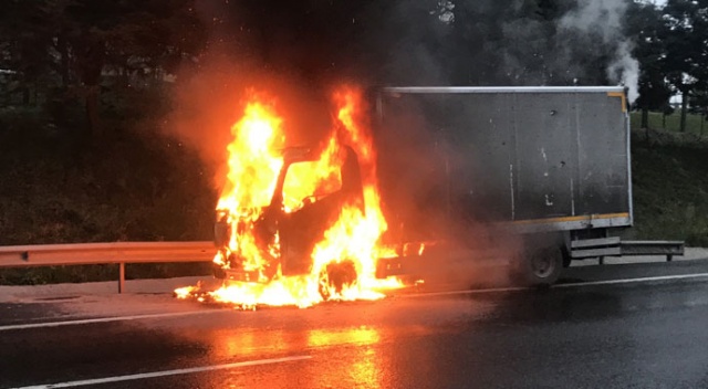 Esenler'de kamyonet alev alev yandı