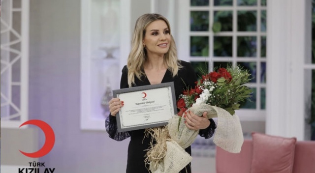 Esra Erol'a doğum günü sürprizi Esra Erol'a doğum günü sürprizi