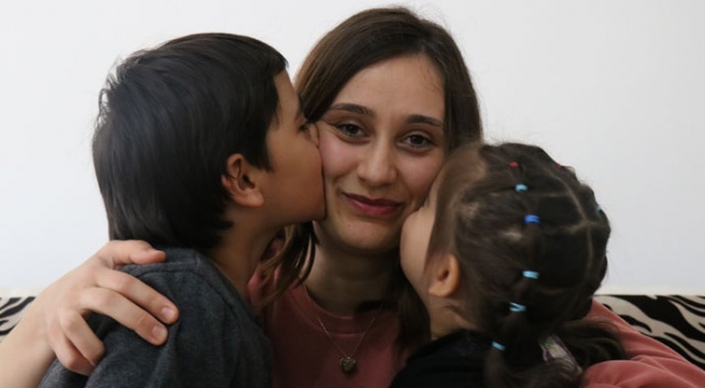 Evladı için köpeğin önüne atlayan anne, ‘Yılın Annesi’ ödülünü aldı Evladı için köpeğin önüne atlayan anne, ‘Yılın Annesi’ ödülünü aldı