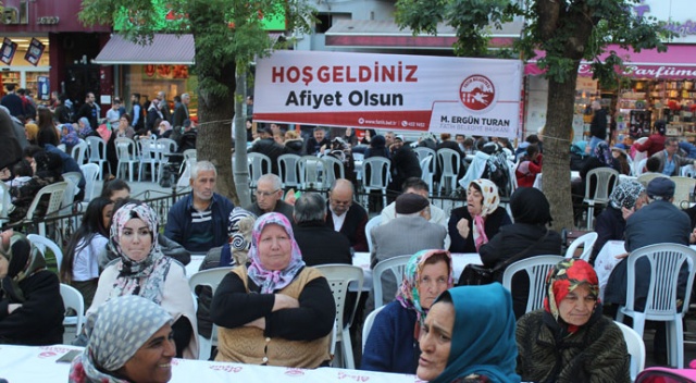 Fatih'te 5 bin kişi iftar sofrasında bir araya geldi Fatih'te 5 bin kişi iftar sofrasında bir araya geldi