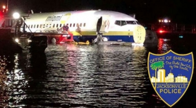 Florida&#039;da uçak pistten kayıp nehre girdi