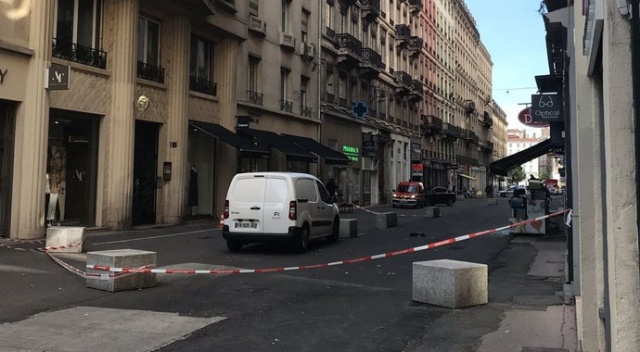 Fransa&#039;da bombalı saldırıyla ilgili 3 kişi gözaltına alındı