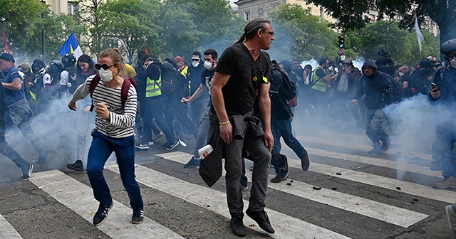 Fransa'da gazeteciler polis şiddetini kınadı Fransa'da gazeteciler polis şiddetini kınadı