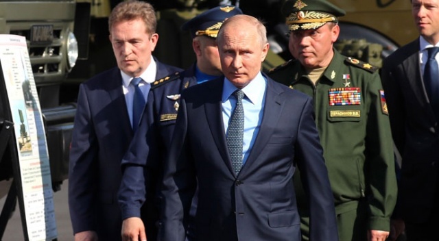Füzeleri inceleyen Putin'e savaş uçakları eşlik etti Füzeleri inceleyen Putin'e savaş uçakları eşlik etti