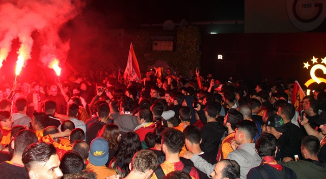 Galatasaray kafilesi tesislere geldi Galatasaray kafilesi tesislere geldi