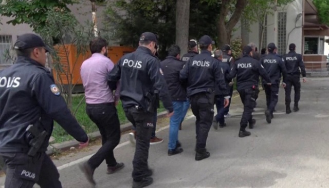 Gaziantep merkezli 3 ilde silah kaçakçılarına operasyon: 13 gözaltı Gaziantep merkezli 3 ilde silah kaçakçılarına operasyon: 13 gözaltı