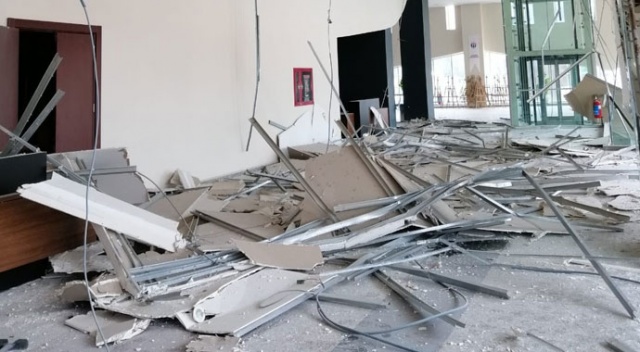 Gaziantep'te kültür merkezinde asma tavan çöktü Gaziantep'te kültür merkezinde asma tavan çöktü