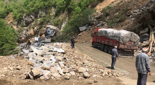 Giresun'daki heyelanda kapanan kara yolu ulaşıma açıldı