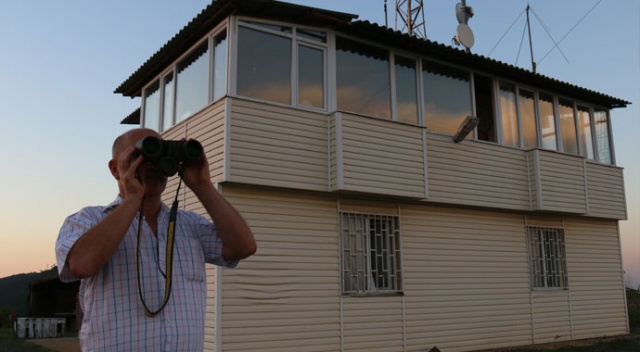 Gözü ormanda, kulağı ezanda